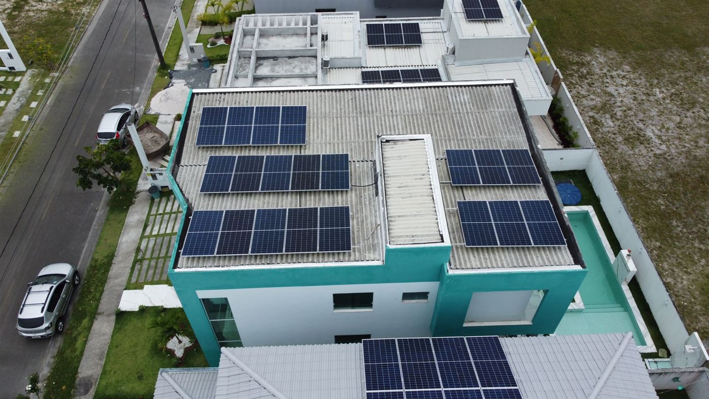 Casa com módulos solares em várias fileiras no telhado